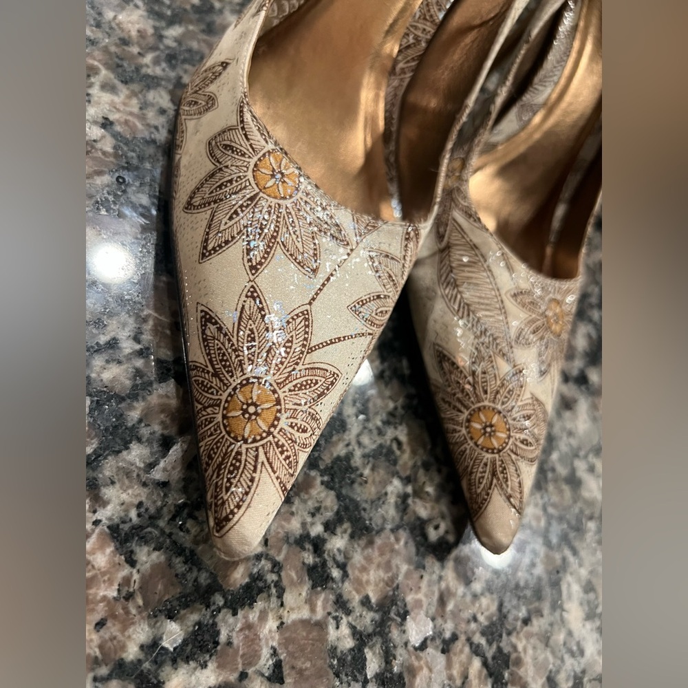 Elegant Floral Embroidered Heels - Picture 3 of 8